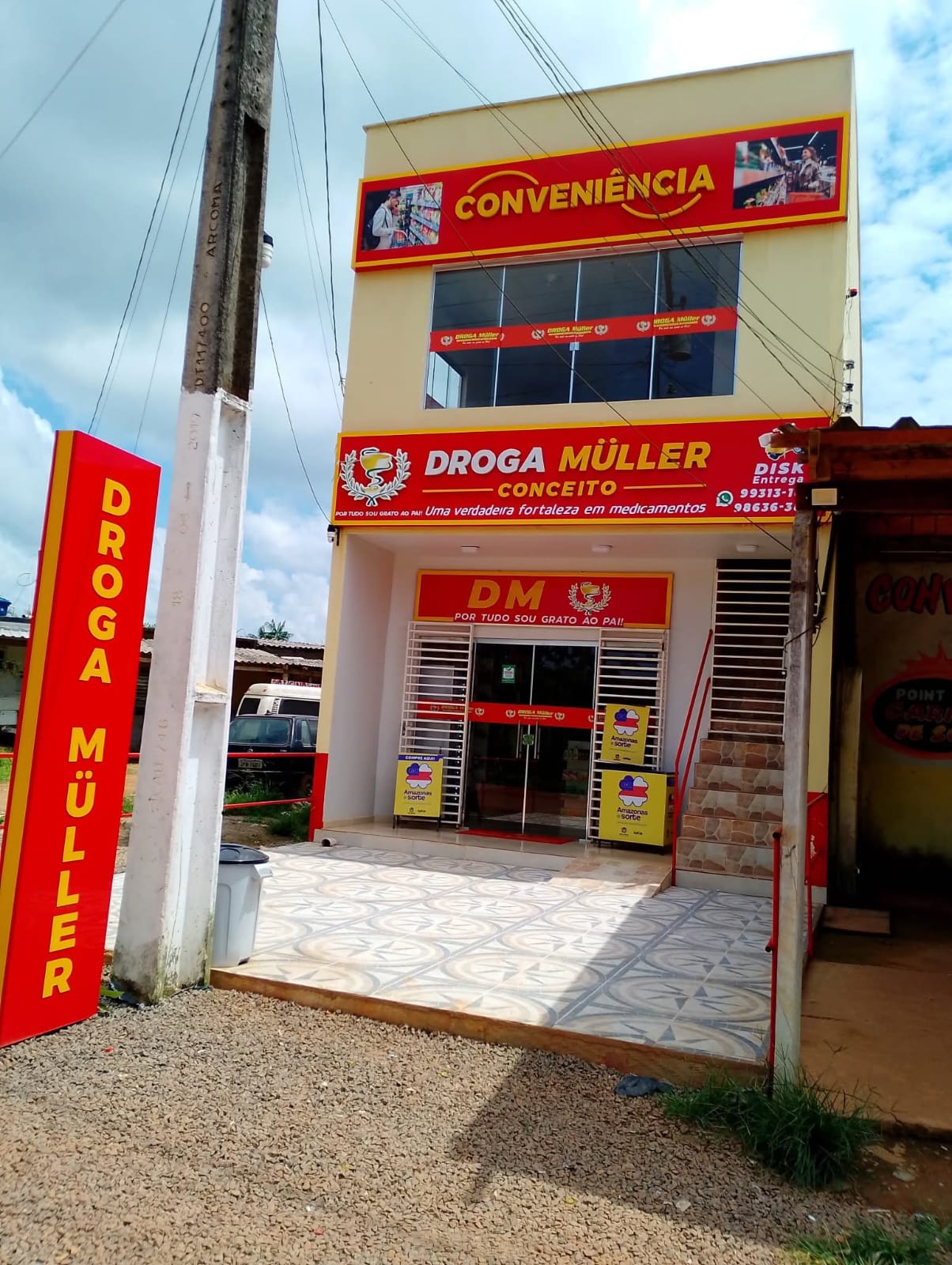 Fachada da Droga Müller Conceito, em Maruaga, com farmácia e conveniência